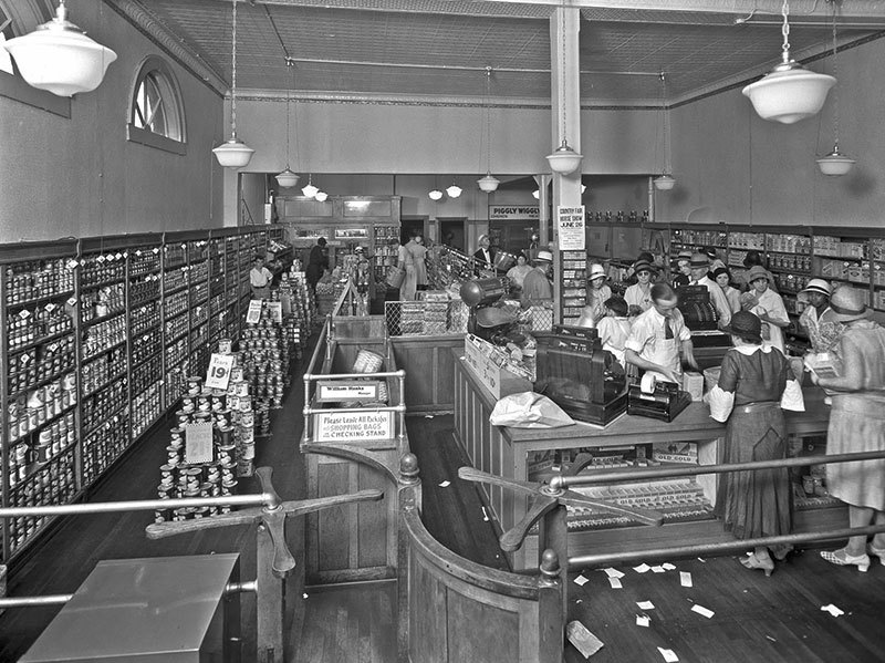 Piggly Wiggly store shelves